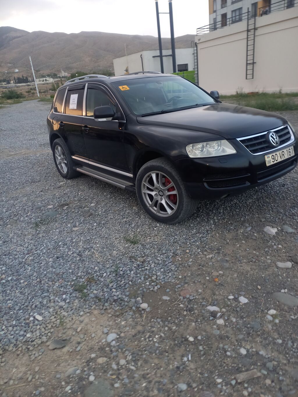Volkswagen Touareg, qara rəng, 5 qapılı SUV. Özəlliklər: - Güclü 90-VR-161 — Avtomobillər, Ağdərə