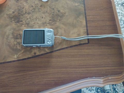 Kompakt rəqəmsal fotoaparat - Gümüşü gövdə, əl üçün kəmər ilə - Arxa — Bakı