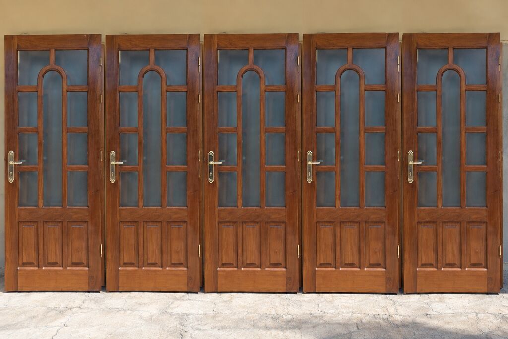 7 ədəd təmiz taxtadan qapı. 5 ədəd otaq qapısı 2 ədəd hamam qapısı — Pəncərələr, qapılar, balkonlar, Bakı