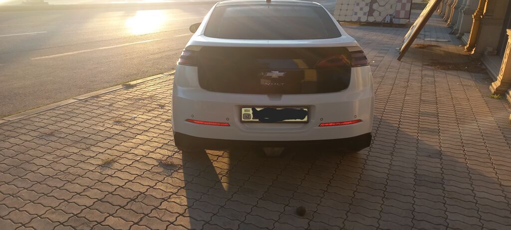 Chevrolet Volt – plug-in hibrid liftbek - Kuzov: 5 qapılı liftbek, ağ — Avtomobillər, Gəncə (4)