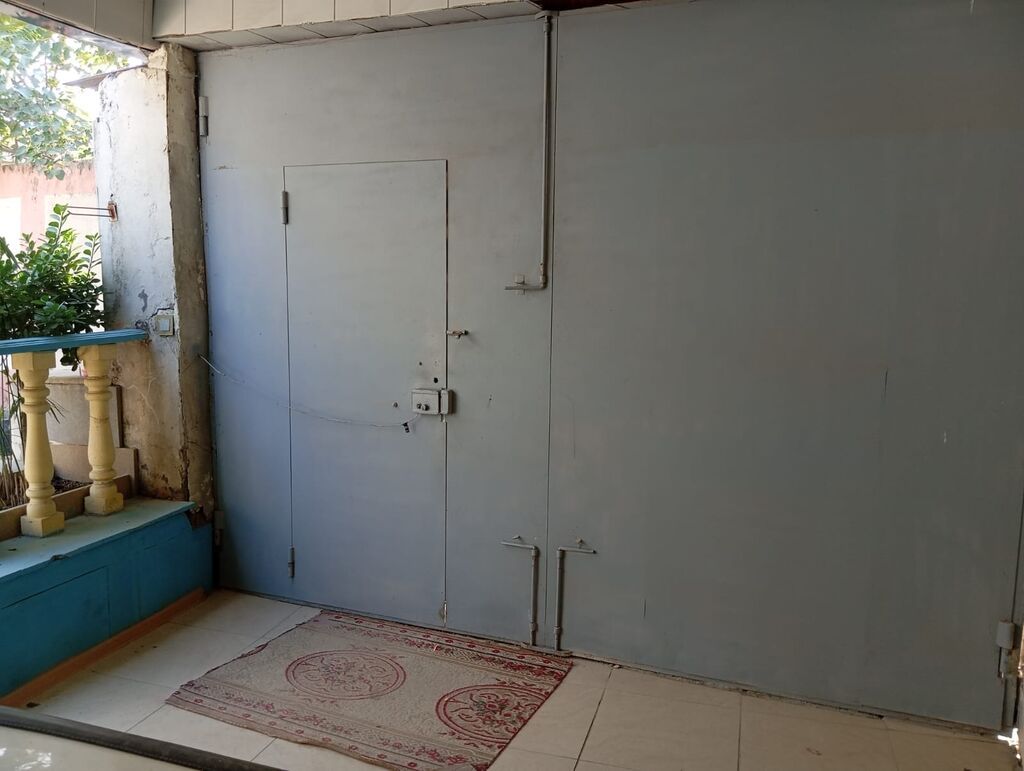Darvaza qalin materialdandir 2.55 hündurluyu 3 eni Ünvan qala — Pəncərələr, qapılar, balkonlar, Bakı (2)