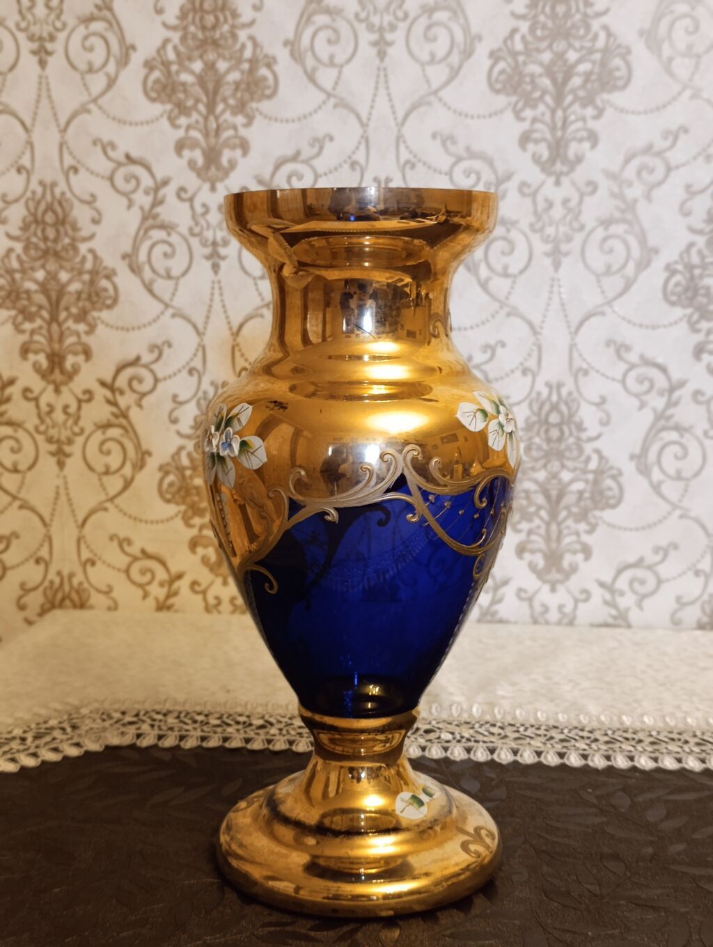 Bir vaza, Bogem şüşəsi — Vaazalar, kreslolar, süni çiçəklər, Xırdalan