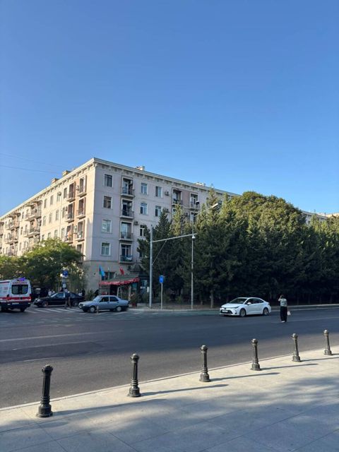 Satılır 4 otaqlı köhnə tikili 110 m² — Bakı