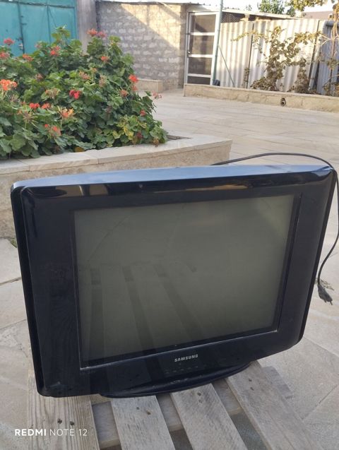 Samsung kineskop televizor - Ekran: təxminən 21–25 düym əyilmiş — Digah