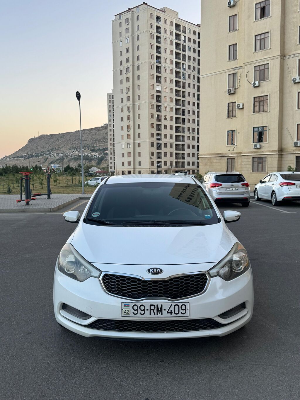 Kia Cerato (Forte) sedan, ağ rəng - Kuzov: 4 qapılı sedan, ağ rəng 99-RM-409 — Avtomobillər, Bakı (3)
