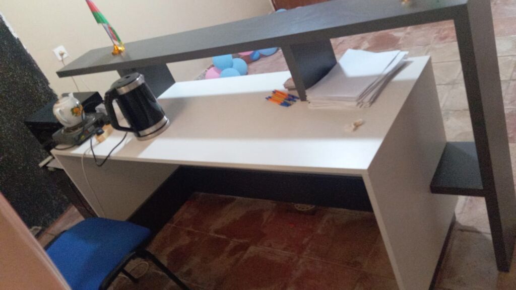 Resepsiyon/ofis masası - Dizayn: İki səviyyəli resepsiyon tipli masa — Ofis mebeli, Bakı (2)