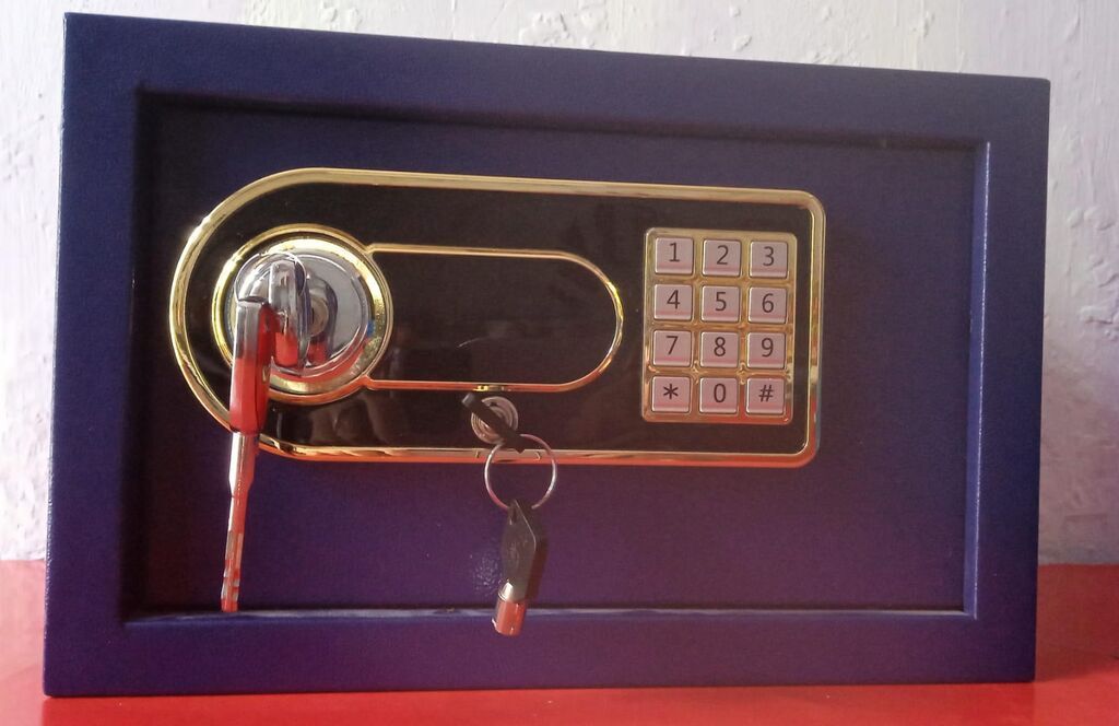 Elektron kodlu seyf - Material: qalın metal gövdə, möhkəm ön panel — Seyfləri, Bakı