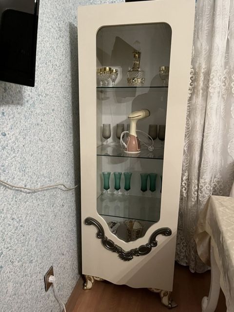 Şüşəli vitrin dolabı - Korpus: açıq krem rəngdə, klassik üslubda — Bakı