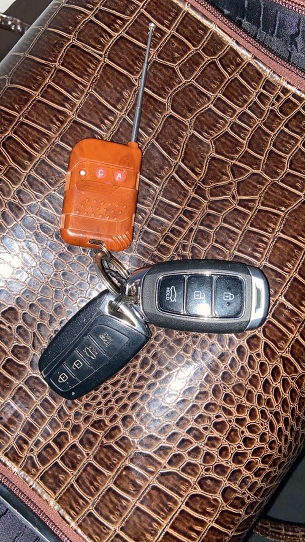 Hyundai avtomobilləri üçün açar və pult dəsti Tərkib: - 2 ədəd — Avtomobil elektrikası, Bakı (2)