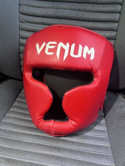 Venum boks/MMA baş qoruyucusu - Brend: Venum - Rəng: Qırmızı, ağ loqo — Bakı