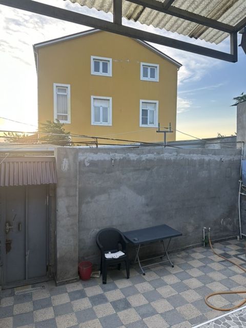 Həyət evi satılır/ – - Bir mərtəbəli həyət evi, dəmir giriş qapısı — Bakı