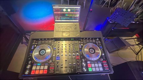 Pioneer DJ DDJ‑SZ2 DJ kontroleri satılır. Əsas xüsusiyyətlər: - 4 — Bakı