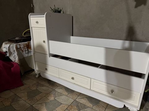 Ağ rəngli uşaq beşiyi və komod-bölməli modul mebel dəsti — Digah