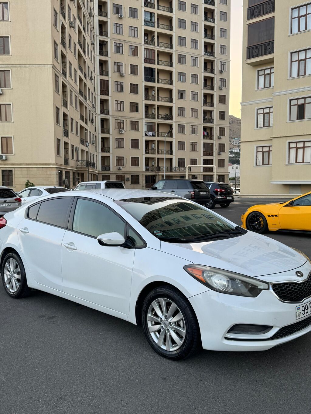 Kia Cerato (Forte) sedan, ağ rəng - Kuzov: 4 qapılı sedan, ağ rəng 99-RM-409 — Avtomobillər, Bakı (2)