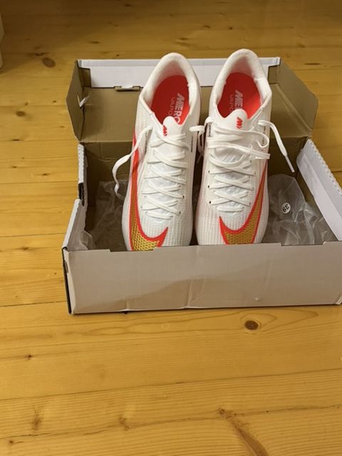 Butslar Nike, Ölçü: 39, Yeni — Masazır