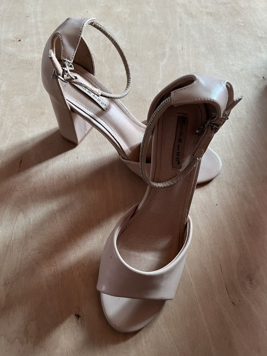 Qadın üçün açıq burunlu sandal – bej rəng - Brend: Bifriss (etiketdə — Sandal, Biləsuvar