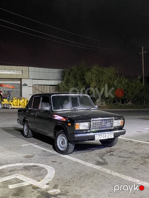 VAZ 2107, qara rəng, sedan kuzov. Texniki xüsusiyyətlər: - Benzin — Bakı