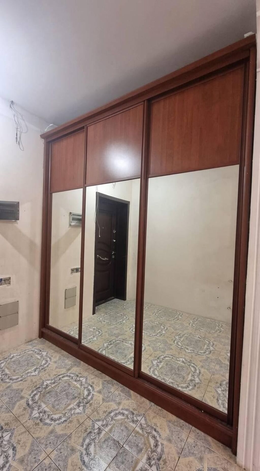 Dəhliz dolabı satılır 230 azn.Ölçü:uzunl 231 sm,hündürlüyü 262 — Xol üçün, Bakı