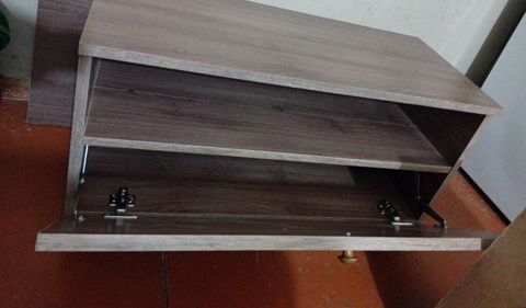 Açılan ön qapaqlı, rəfli kompakt dolab - Material: ağac teksturalı — Pirəkəşkül