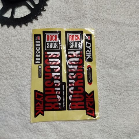 Məhsul: RockShox Lyrik amortizator üçün yapışqan stiker dəsti Təsvir — Bakı