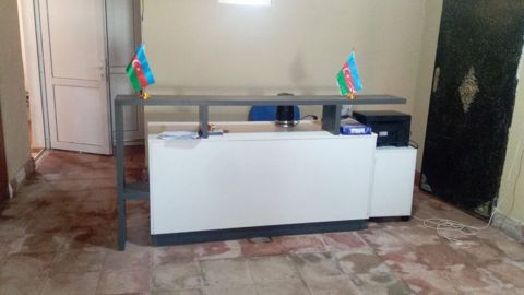 Resepsiyon/ofis masası - Dizayn: İki səviyyəli resepsiyon tipli masa — Bakı