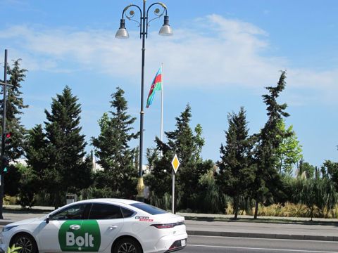 Проспект 8 ноября, напротив парка Победы Полуподвальное помещение 80 — Bakı