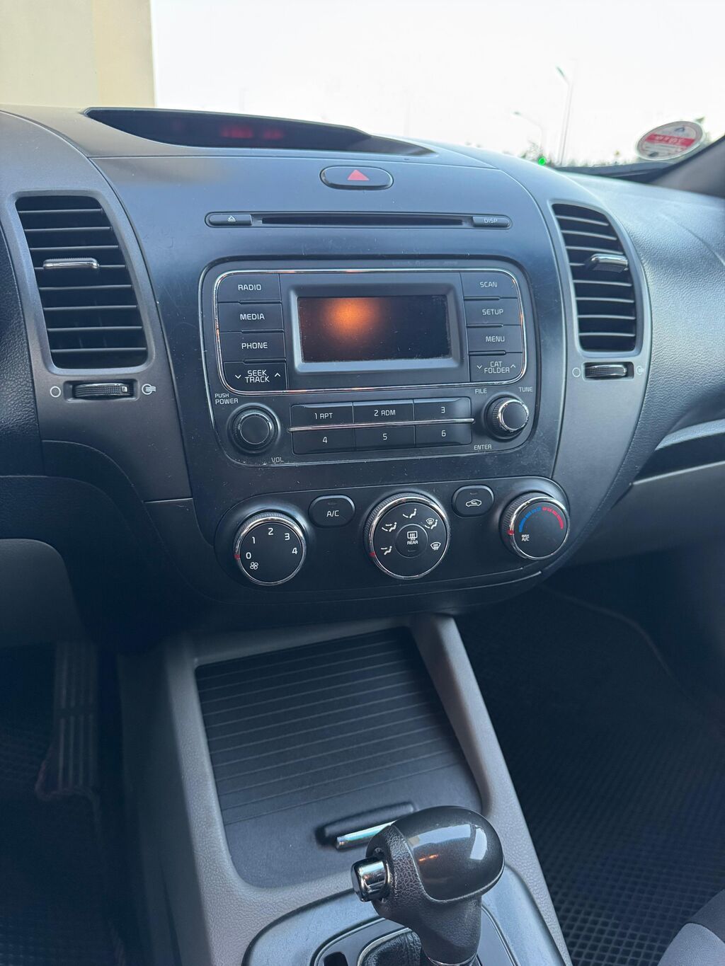 Kia Cerato (Forte) sedan, ağ rəng - Kuzov: 4 qapılı sedan, ağ rəng 99-RM-409 — Avtomobillər, Bakı (8)