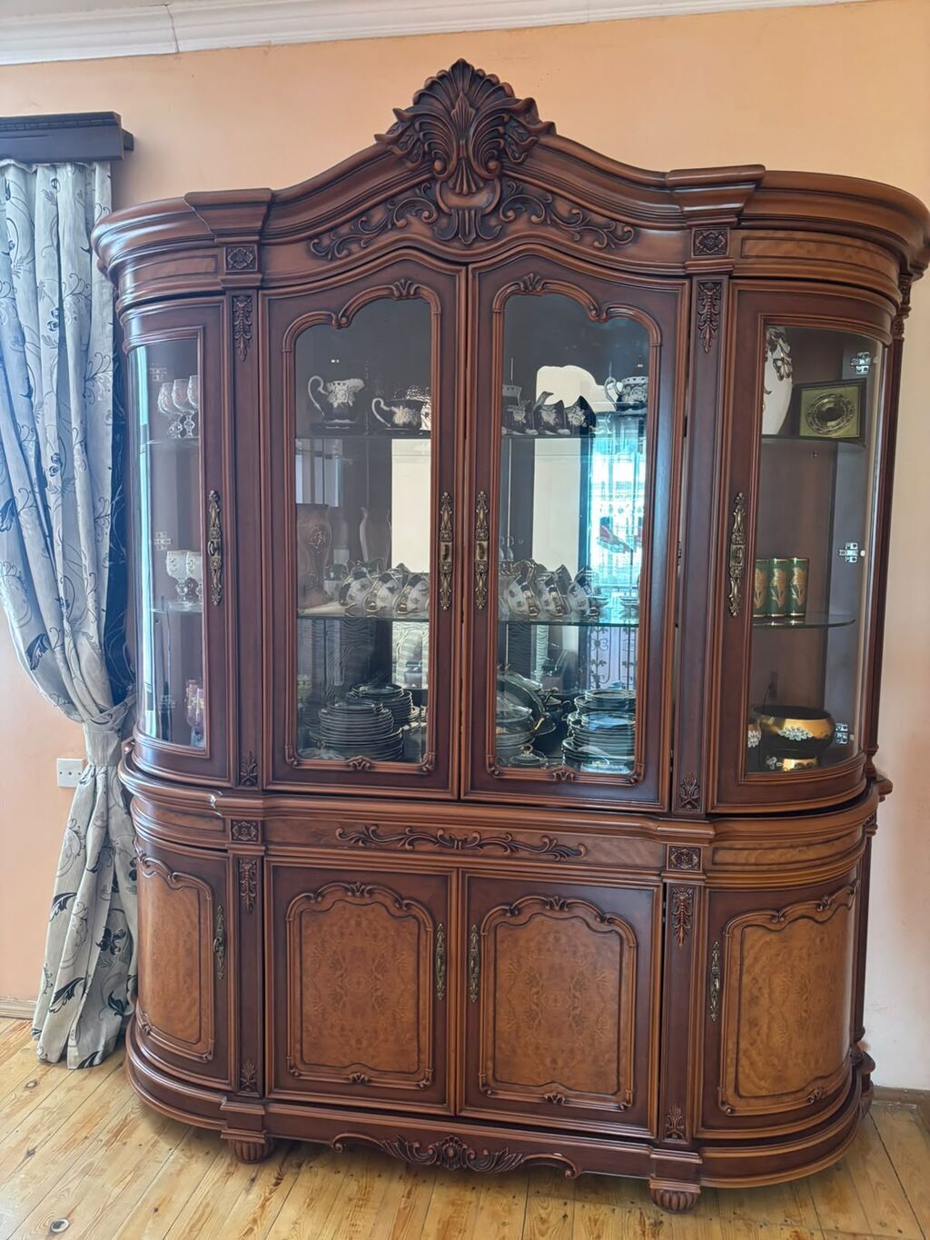 Klassik üslubda böyük vitrin-bufet - Material: massiv ağac və — Şkaflar, Digah
