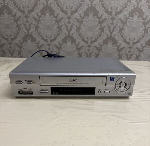 LG VHS video maqnitofon (model GL172W) Xüsusiyyətlər: - VHS kasetlər — Xırdalan