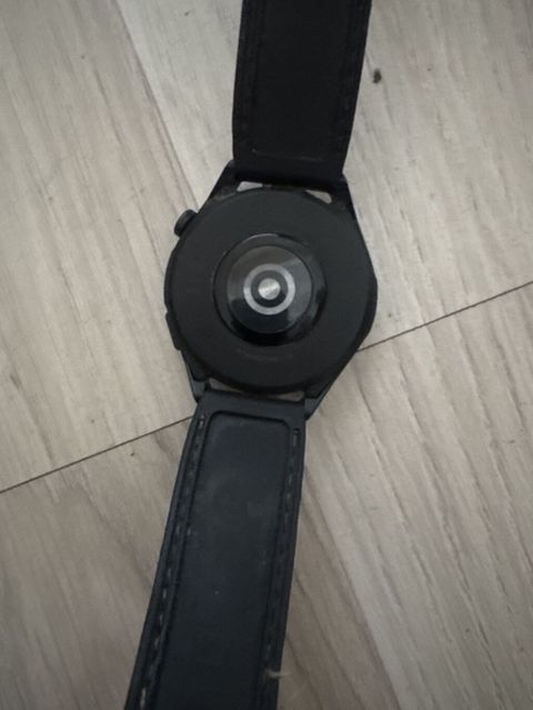 Ağıllı saat – dairəvi sensor ekran, idman üslublu bezel və yan idarə — Bakı