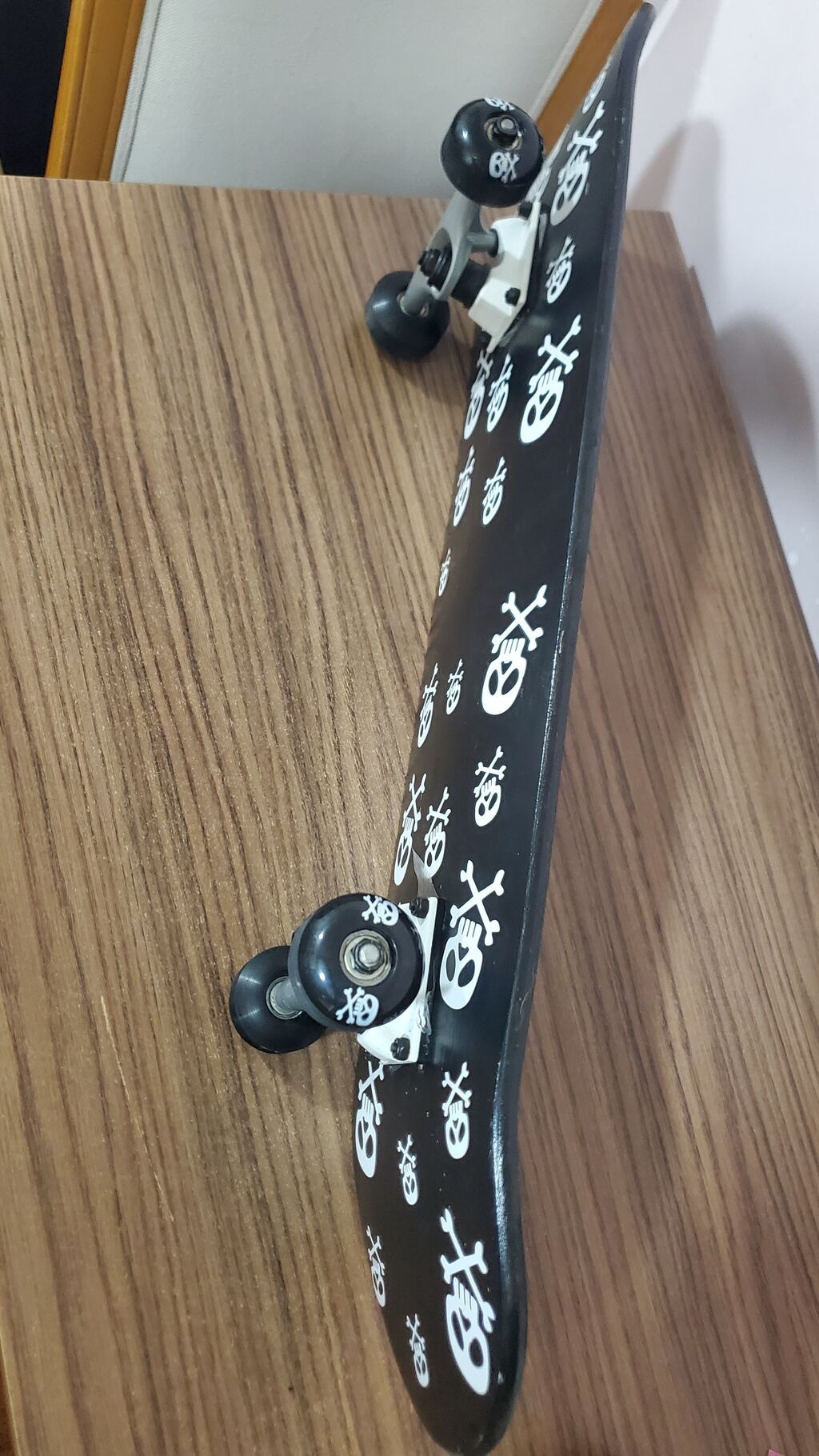 Skateboard – hərəkəti sevənlər üçün - Qara rəngli, ağ kəllə-sümük — Skeytbordlar, Bakı (4)