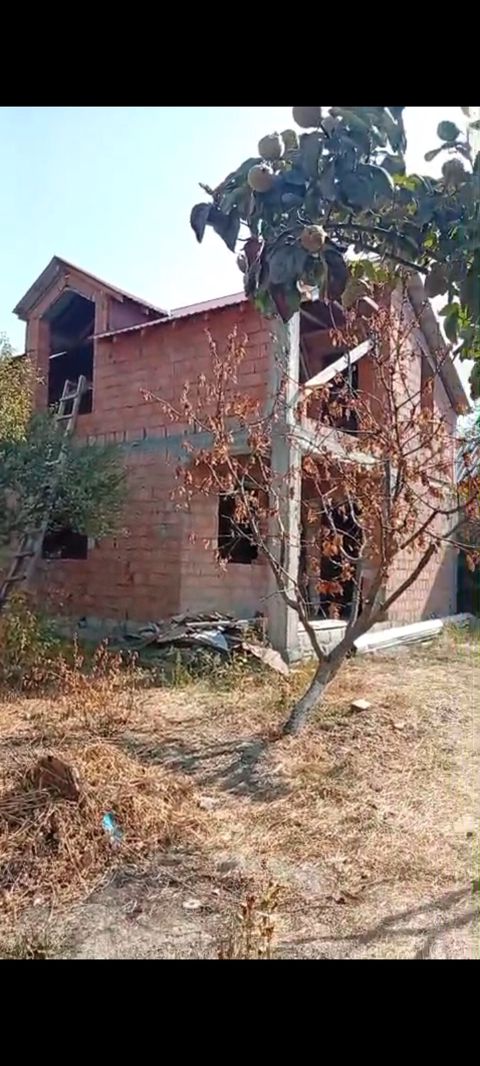 Satılır: 2 mərtəbəli yarımçıq tikili (kərpicdən) ertein arxası bazara — Mingəçevir