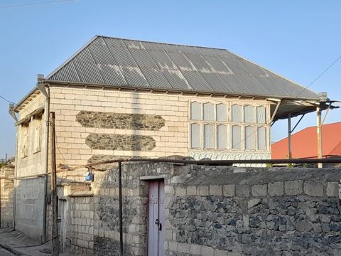 Satışa təqdim olunur: daş divarlı həyət evi - İki mərtəbəli, daşdan — Şəmkir