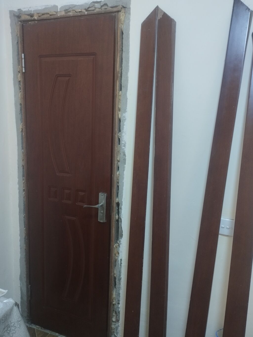 Daxili otaq qapısı – tünd qəhvəyi rəngdə, taxta teksturalı dekor — Pəncərələr, qapılar, balkonlar, Bakı (3)