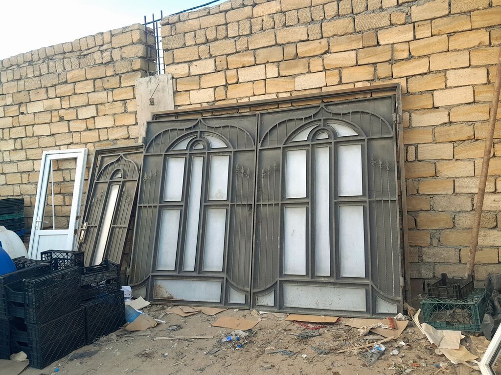 Metal darvaza dəsti-Eni 3.50m Hunduru 2.60m,Piyada qapısın Eni 1m — Pəncərələr, qapılar, balkonlar, Qəbələ
