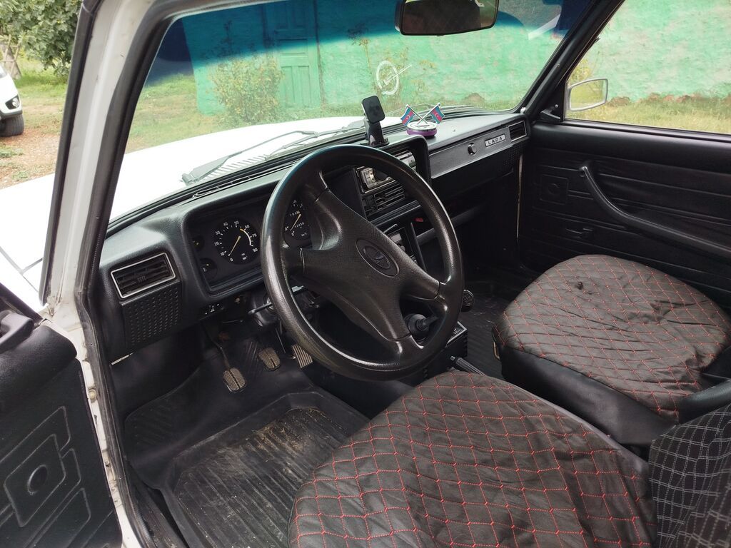 Lada 2107, ağ rəng, sedan kuzov. Klassik dizaynlı, arxa ötürücülü — Avtomobillər, Xaçmaz (6)