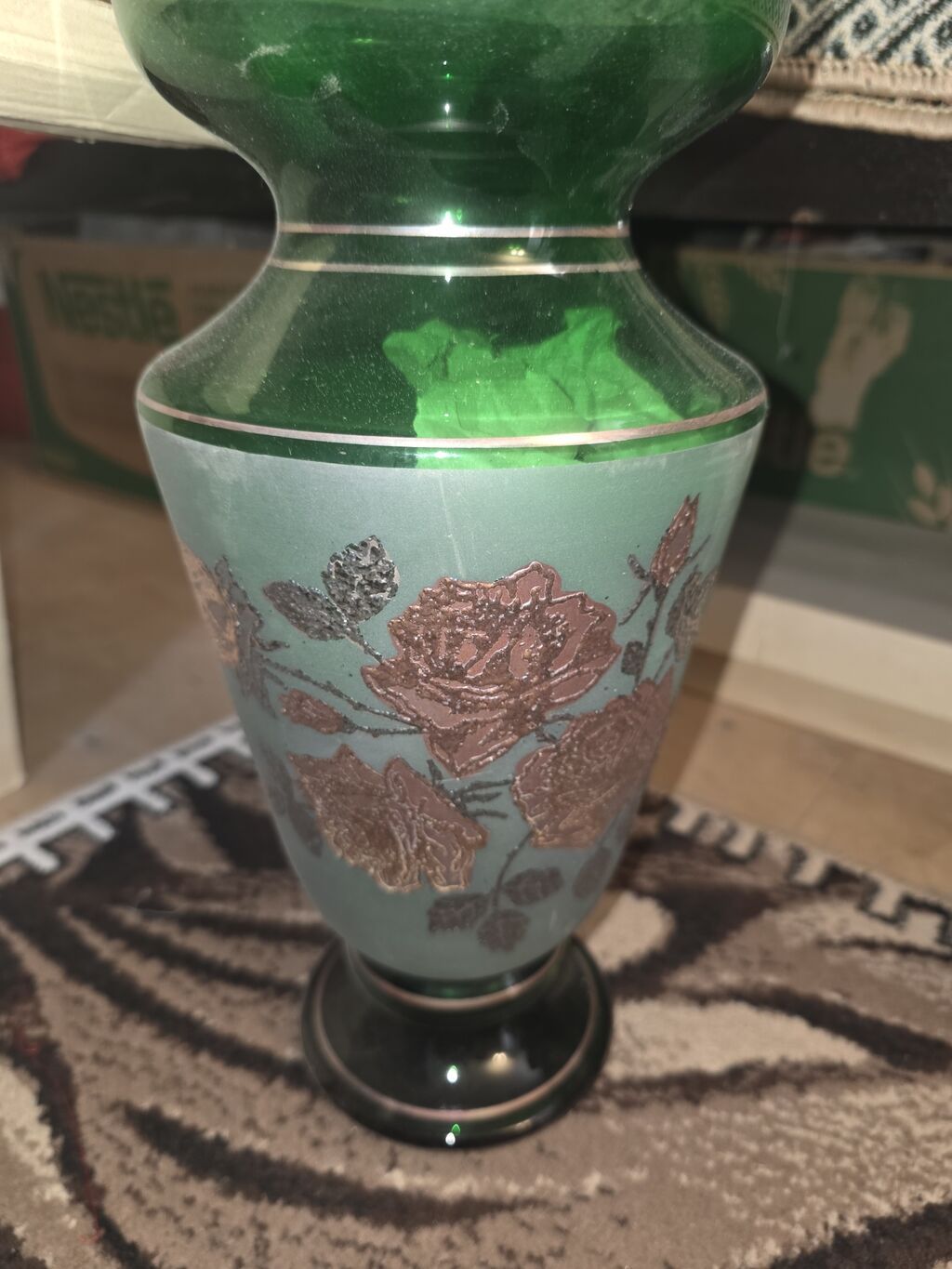 Bir vaza, Bogem şüşəsi — Vaazalar, kreslolar, süni çiçəklər, Digah