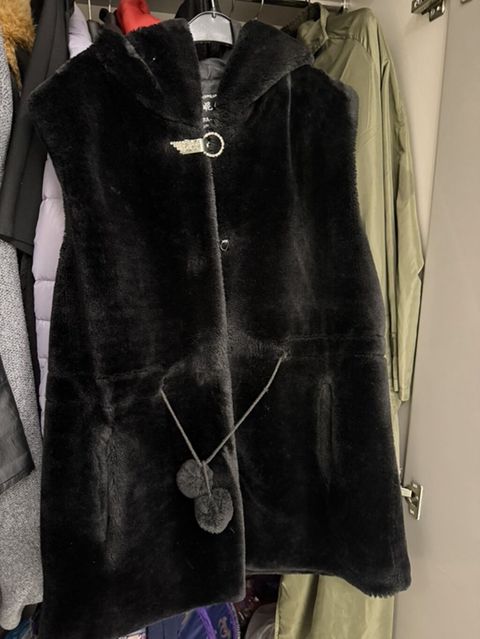Qara süni kürk jilet - Model: kapüşonlu, düyməli ön hissə - Material — Bakı