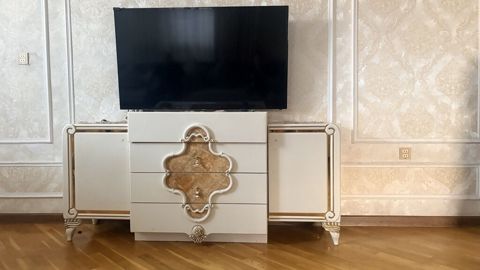 TV stendi və dekorativ komod dəsti - Klassik dizaynlı, krem rəngli TV — Masazır