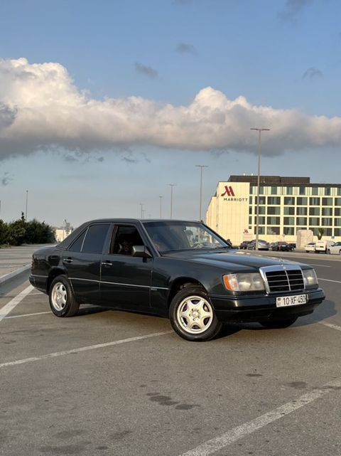 Mercedes-Benz E 230: 2.3 l 1990 il Sedan — Bakı