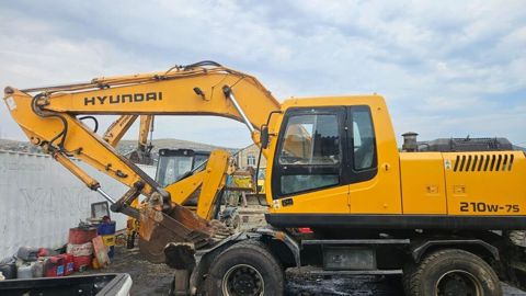 Hyundai 210W-7S təkərli ekskavator Xüsusiyyətlər: - Model: Hyundai — Gəncə