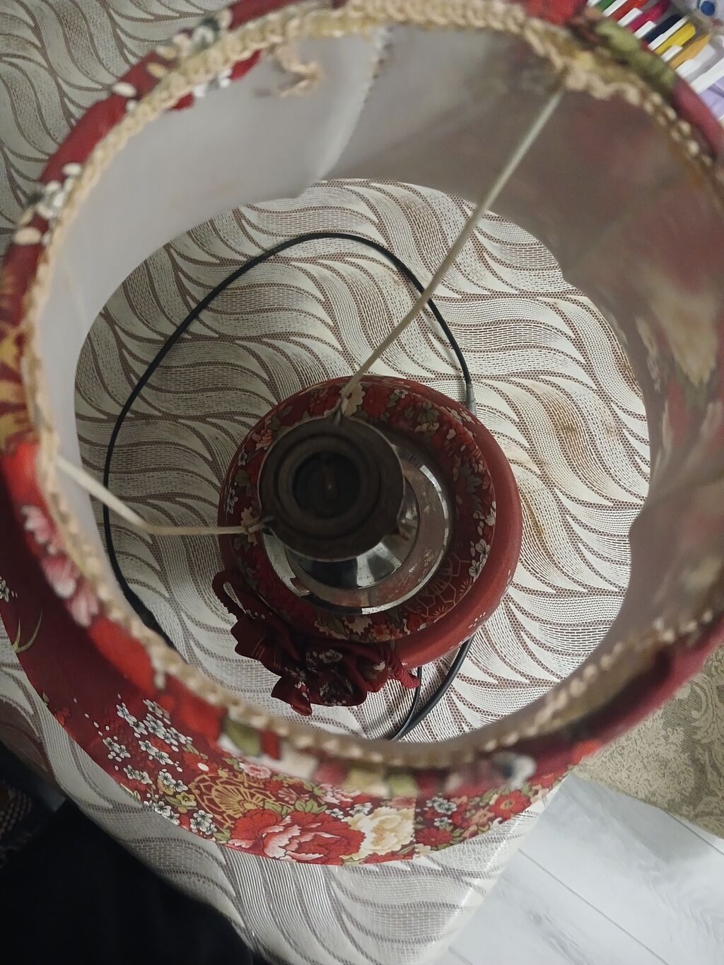 Masaüstü dekorativ lampa - Klassik dizaynlı, çiçək naxışlı parça — Döşəmə və stol lambaları, Saatlı (2)