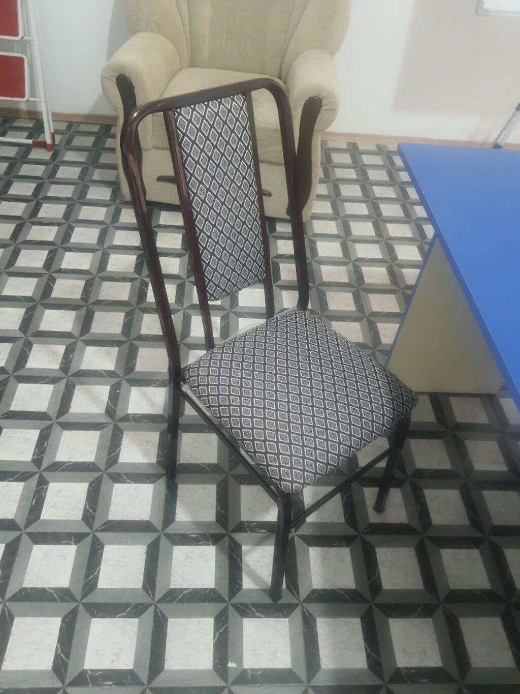 4 ədəd yumşaq oturacaqlı stul və U ayaq ofis stulu satılır. Stulun 1 — Ofis mebeli, Bakı (3)