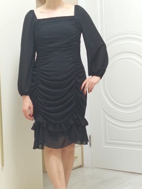 Qara rəngli zərif qadın paltarı - Model: Büzgülü dizaynlı qısa paltar — Bakı