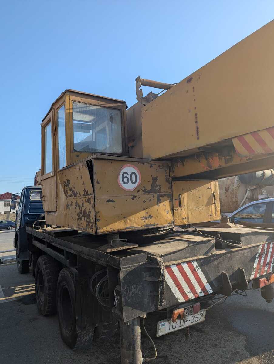 Avtokran Kamaz, 1995 il 10-DP-357 — İnşaat texnikası, Bakı (5)