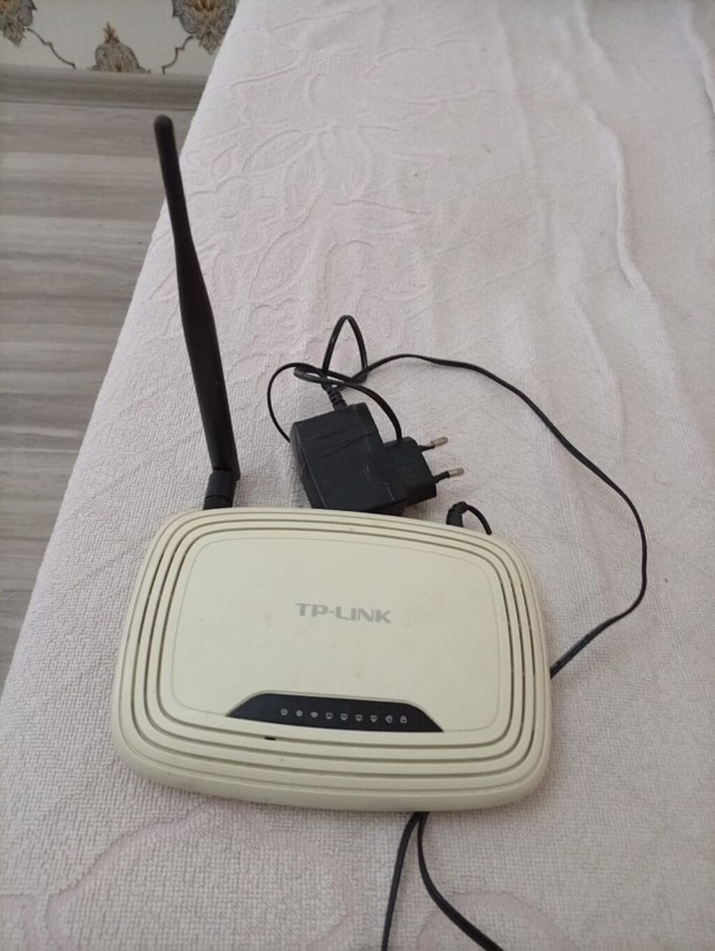 Bır ay ıstıfade olunub. Evsen köç olacağı üçün satılır. TP-Link simsiz — Şəbəkə və server avadanlığı, Xırdalan