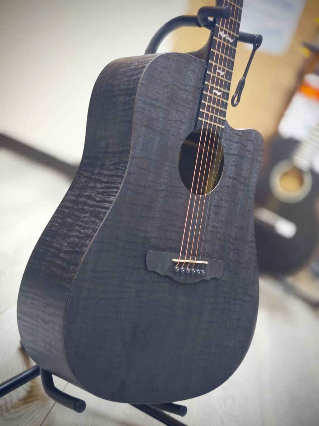 Akustik gitara Rast musiqi aletleri maģazasinin ünvanları 1 — Gitarlar və digər simli alətlər, Bakı (4)