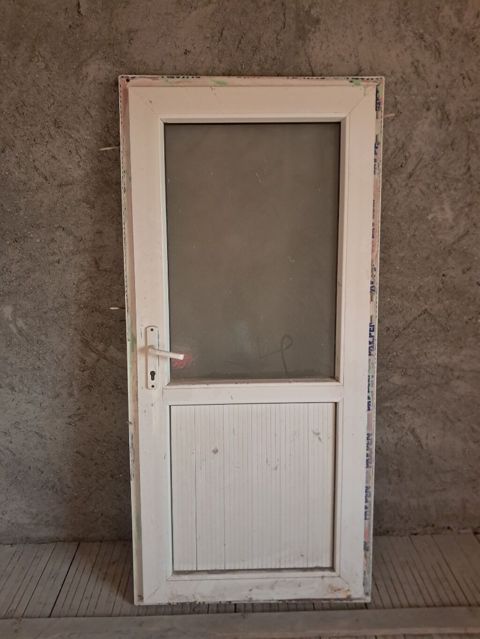 Evdən çıxma Plastik Qapıdı qırığı deşiyi yoxdu Ölçüsü 185x86 — Bakı