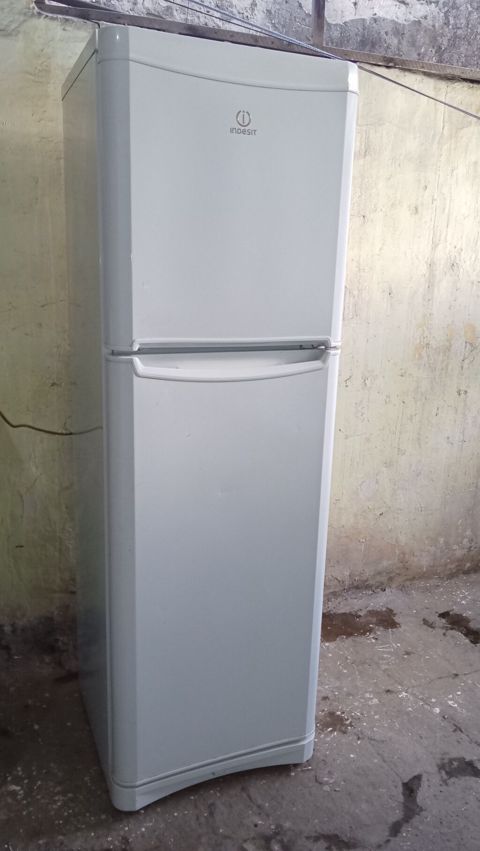 Indesit Nofros soyuducu əla soyudur işləyir çürüyü yoxdur 60/180 cm — Bakı