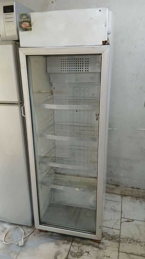 Vitrin soyuducu yaxsi veziyetde isleyir 250 azn baki(catdirilma — Bakı